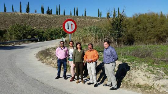 El diputado de Infraestructuras Municipales, José Castro, en una visita a carreteras de la Comarca de Andújar. Foto: Ayto. de Lopera.