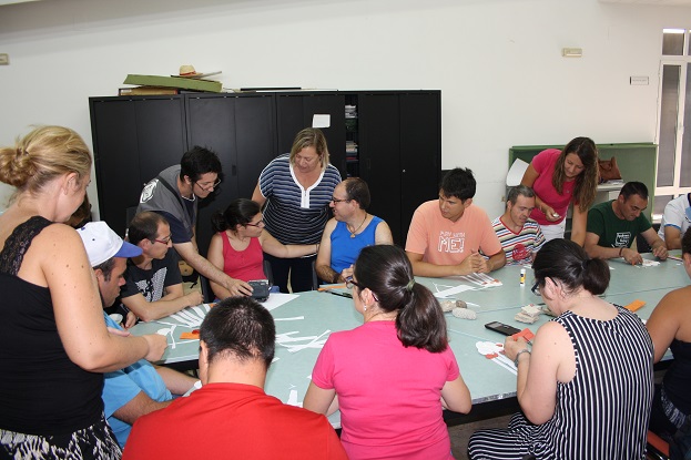 La concejala de Igualdad y Bienestar Social, Josefa Jurado, en su visita a la Escuela de Verano de Andújar.