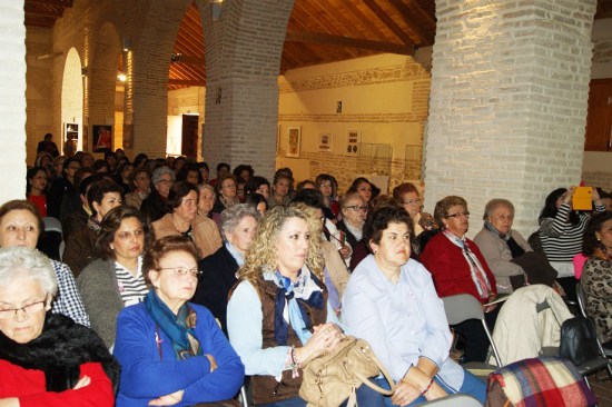 Mujeres de Lopera asisten a una charla informativa.