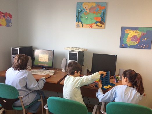 Los niños aprenden en el aula hospitalaria del Hospital de Andújar.