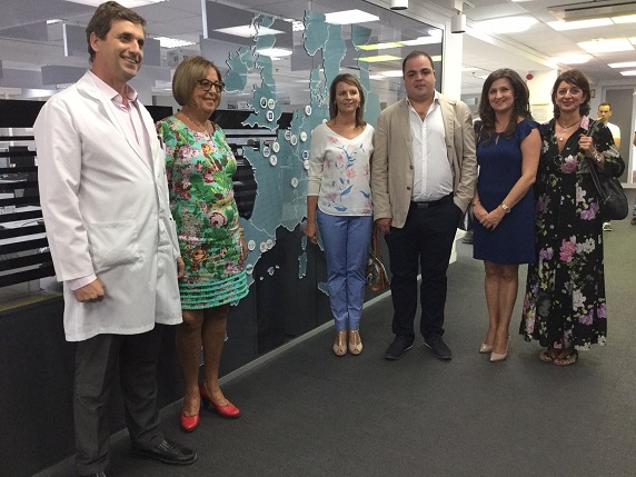 Adelaida de la Calle ha visitado en Martos el Instituto de Enseñanza  Secundaria “Fernando III” y la empresa Valeo.  