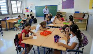 Un docente, en el aula con sus alumnos. Foto: Junta de Andalucía.
