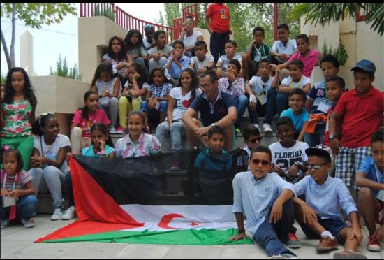 Los niños saharauis se juntan, a las puertas de la Asociación de Apoyo al Pueblo Saharaui de Jaén, situado en el edificio de la Cruz Roja.