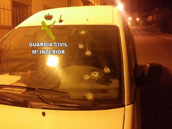 Impactos de bala realizados en un vehículo por uno de los detenidos. Foto: Guardia Civil.
