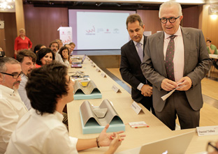 Sánchez Maldonado conversó con los responsables de los nuevos proyectos de emprendimiento tecnológico. Foto: Junta de Andalucía.