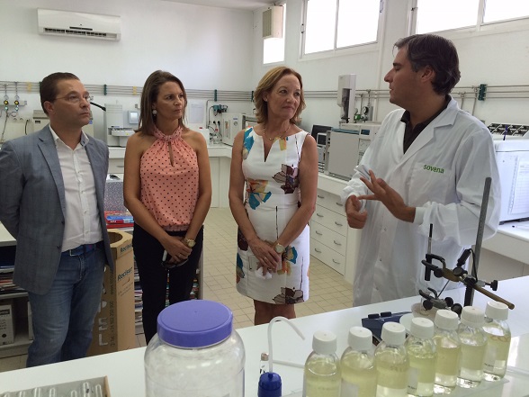 Francisco Huertas, Ana Cobo y Carmen Ortiz, durante su visita a la empresa "Sovena", en Andújar.