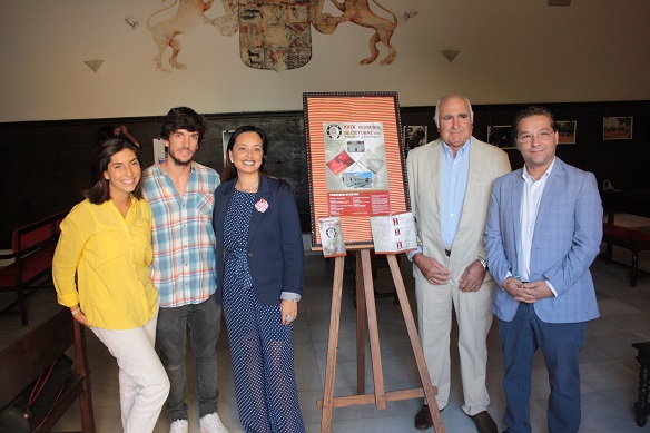 El alcalde de Andújar, Paco Huertas, asistió a la presentación del cartel de la Romería de Octubre. 