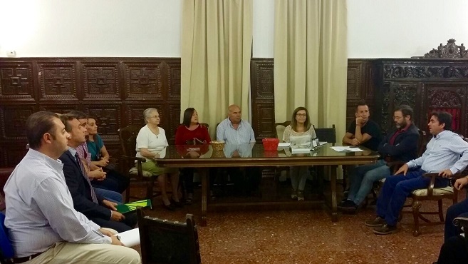 El delegado territorial de Fomento y Vivienda, Rafael Valdivielso, y el alcalde de Porcuna, Miguel Moreno, en la reunión con los vecinos afectados.