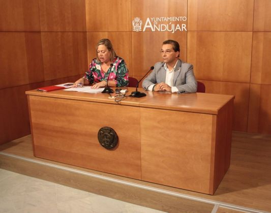 Francisco Huertas y Josefa Jurado informan de estas ayudas a la contratación.