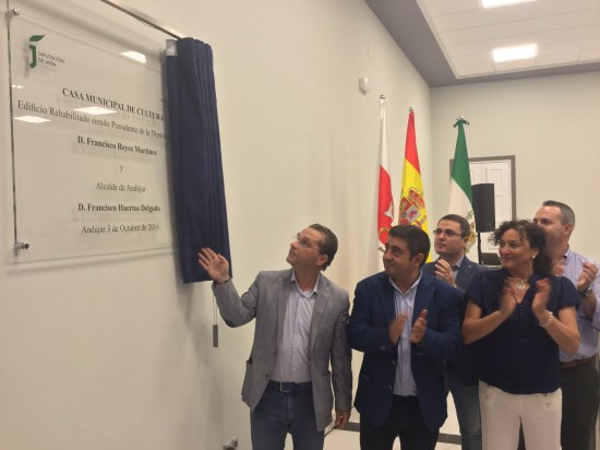 Francisco Huertas descubre la placa inaugural en presencia de Francisco Reyes y otros miembros de la Corporación municipal iliturgitana.