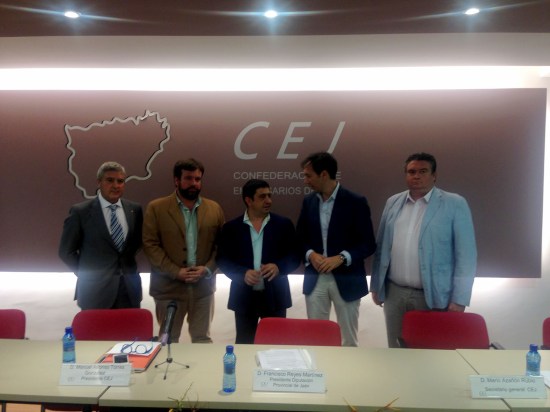El presidente de la Diputación de Jaén, en el centro, junto a miembros de la junta directiva de la CEJ.