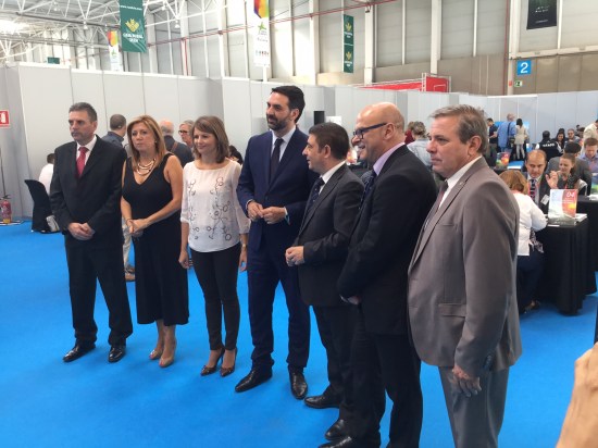 Las distintas autoridades asisten a la inauguración de esta feria.