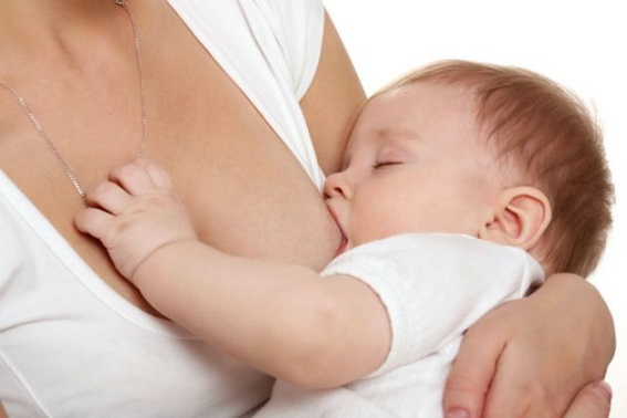 La lactancia materna es beneficiosa al ser un escudo contra infecciones, alergias y regulador del metabolismo.
