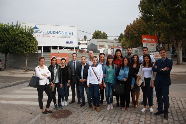 El alcalde de Andújar, Paco Huertas, junto al responsable de Expansión de la cadena de supermercados ALDI, Eddie Christiansen, en su visita a estas instalaciones.