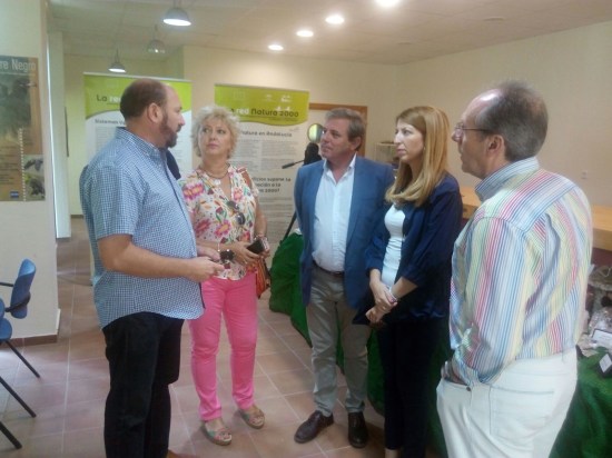 El delegado de Medio Ambiente junto a la concejala de Educación del Ayuntamiento de Andújar, Alma Cámara, el director del Parque Natural Sierra de Andújar, José María Molina, y la presidenta de la Junta Rectora del PN Sierra de Andújar, Paqui Esteban.