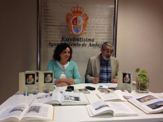 La concejal de Cultura, María José Bueno, y José Andrés Anguita presentan este libro. Foto: Ayto. Andújar.