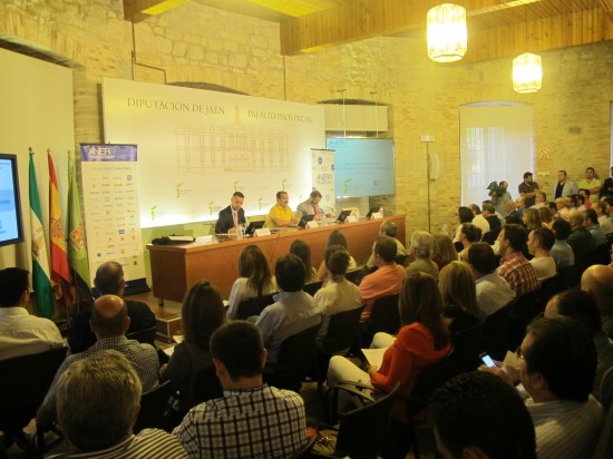 Cerca de un centenar de personas participan en el encuentro profesional sobre “Rehabilitación Energética y Accesibilidad en Edificios”. 