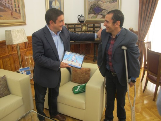 Miguel Ángel Martínez Tajuelo regala a Francisco Reyes una fotografía de su participación en los Juegos Paralímpicos de Río. 