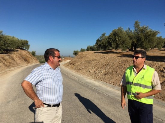 José Castro visita la carretera que une Torredonjimeno con Lendínez.