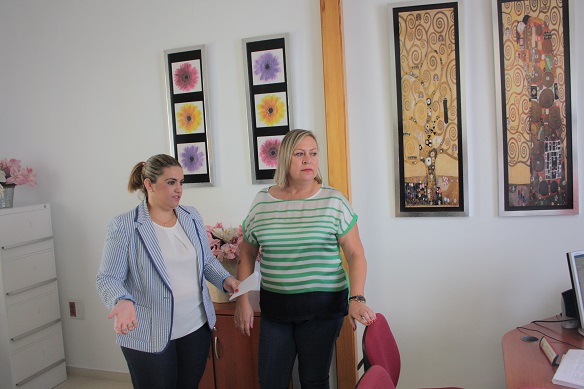 La coordinadora provincial del Instituto de la Mujer, Beatriz Martín, junto a la concejala de Bienestar Social, Josefa Jurado.