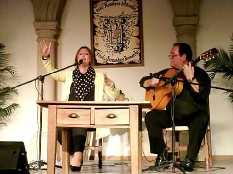 La cantaora Lidia Pérez en plena actuación.