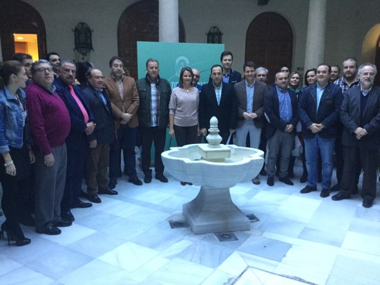 Ana Cobo y Antonio de la Torre junto a los alcaldes de la provincia.