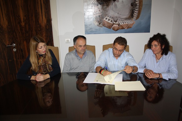 El alcalde de Andújar, Paco Huertas, y el director del I.E.S. Nuestra Señora de la Cabeza, Francisco Toribio, han suscrito este convenio.