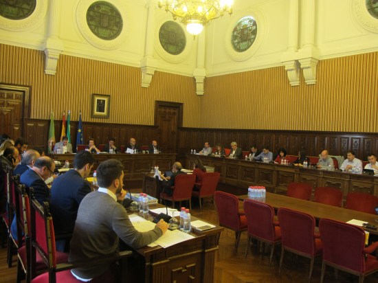 Diputados en el pleno de ayer.