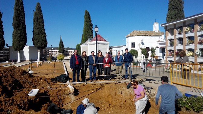 Javier Giráldez, Manuel Lozano, Pilar Salazar y Miguel Ángel Valdivia observan los trabajos de exhumación en Marmolejo. 