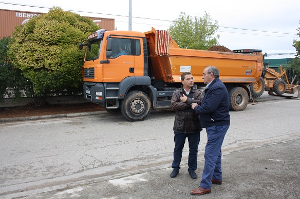 El alcalde de Andújar, Paco Huertas, ha visitado hoy estas obras en el Poligono Industrial Ave María.