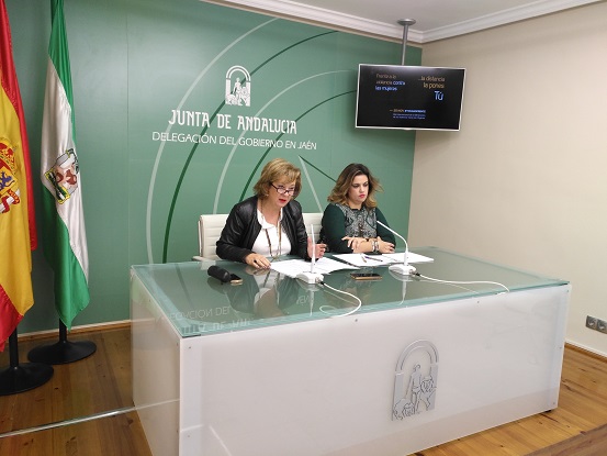 La delegada territorial de Igualdad, Salud y Políticas Sociales, Teresa Vega, ha estado acompañada por la coordinadora provincial del Instituto Andaluz de la Mujer (IAM), Beatriz Martín.