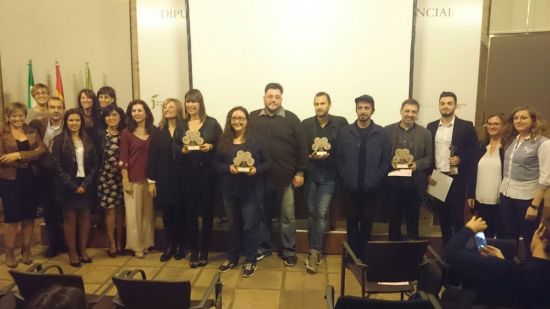 Foto de familia con autoridades y premiados en este festival.