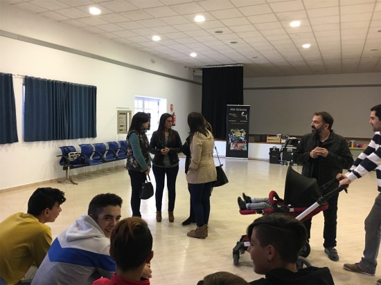 Ángeles Leiva, segunda por la izquierda, antes de presentar este programa.