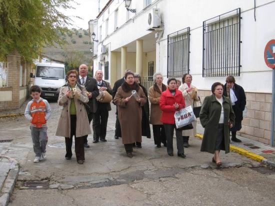 Un grupo de personas mayores cantan las mononas en Villanueva de la Reina.