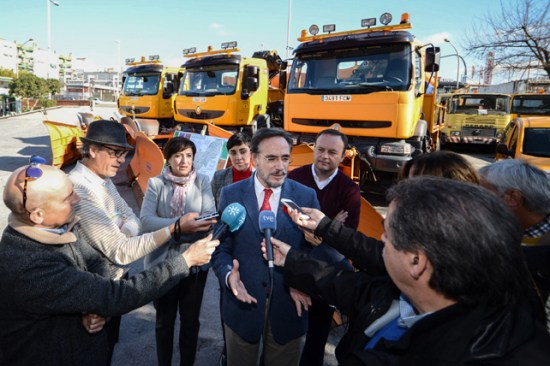 El consejero de Fomento y Vivienda, Felipe López, atiende a los medios de comunicación.