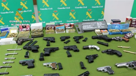 Armamento incautado a los detenidos. Foto: Guardia Civil.