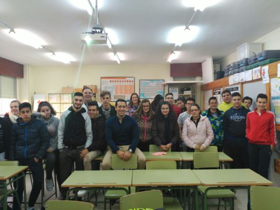 Asistentes a una de estas charlas sobre el Sida.