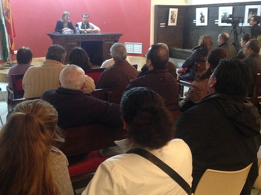 El alcalde de Andújar, Paco Huertas, y la concejala de Urbanismo y Vivienda, Encarna Camacho, asistieron a este acto informativo. 