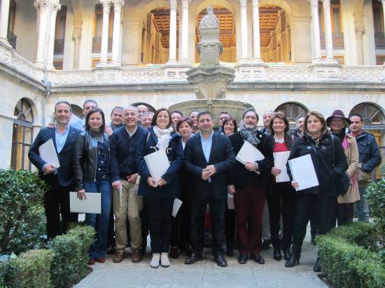 Francisco Reyes, en el centro, rodeado por los representantes municipales que han recibido estas ayudas. 