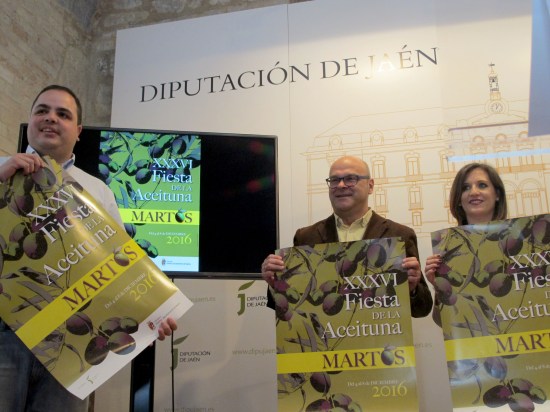 Víctor Torres, Manuel Fernández y Rosa Barranco, concejala de Juventud y Festejos de Martos, muestran el cartel de esta edición. 