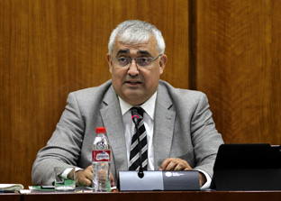 El consejero de Economía, durante la comisión parlamentaria.