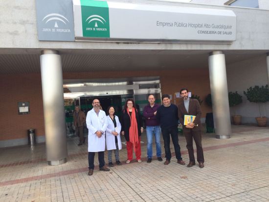 Los participantes en este encuentro posan en la entrada del Hospital de Andújar.