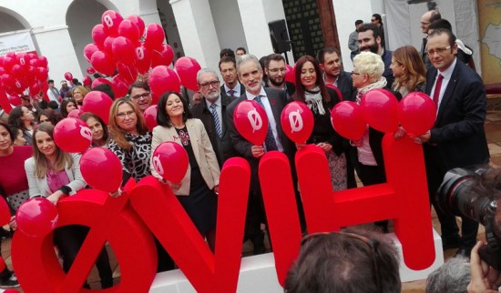 Alonso asistió a la entrega del concurso de carteles con motivo del Día de Lucha contra el Sida. Foto: Junta de Andalucía.