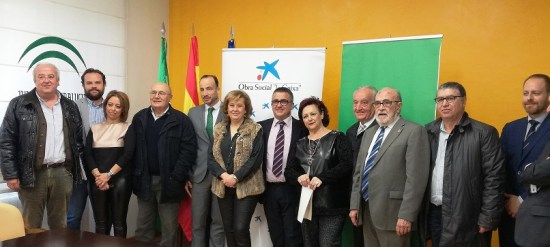 Vega, en el centro, con los directores de Negocio de La Caixa y de Banca de insituciones y representantes de las asociaciones beneficiadas.