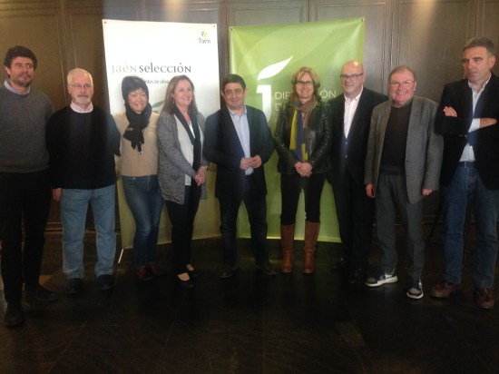 Francisco Reyes posa junto a los integrantes del panel de cata Jaén Selección 2017.