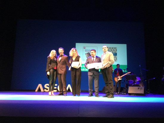 Francisco Reyes, segundo por la derecha, junto a Enrique Iznaola tras recoger este galardón. 