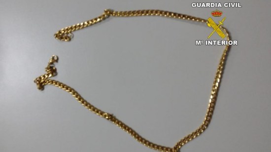 Collar incautado a los detenidos. Foto: Guardia Civil.