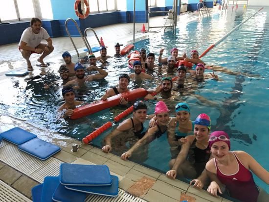 Los alumnos de Andújar realizan prácticas en el curso de socorrismo.