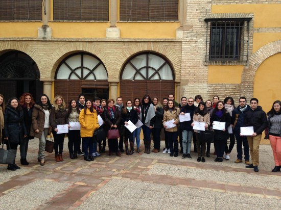 El alcalde de Andújar, Paco Huertas, junto a la concejala de Juventud, Nuria Rodríguez, y los jóvenes participantes en este programa.