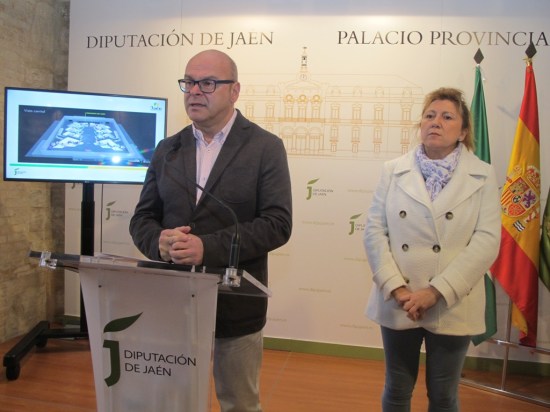 Manuel Fernández y Pilar Salazar, durante la presentación de la oferta turística jiennense en Fitur 2017.